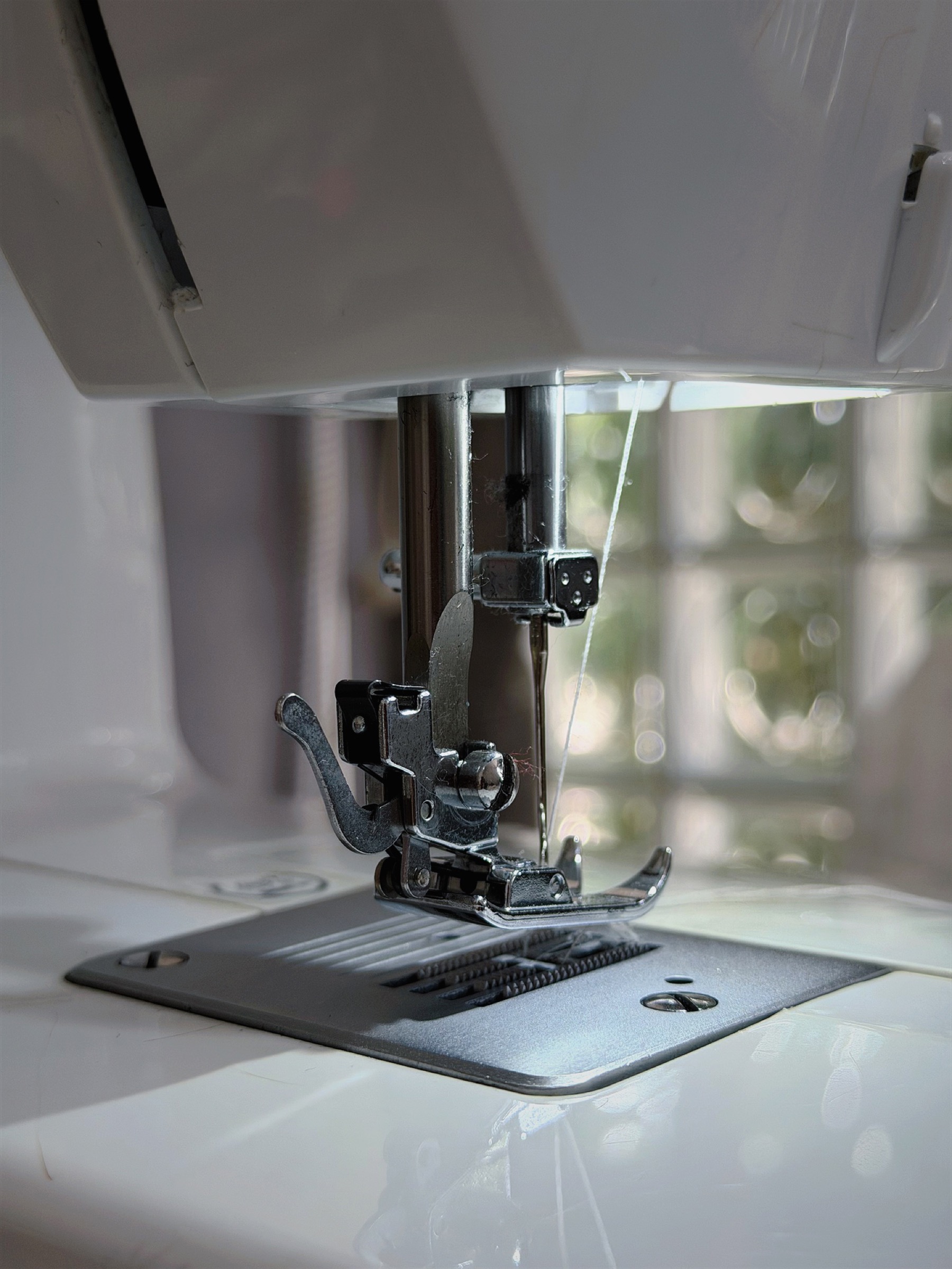 A threaded needle at the machine, HITJA workshop